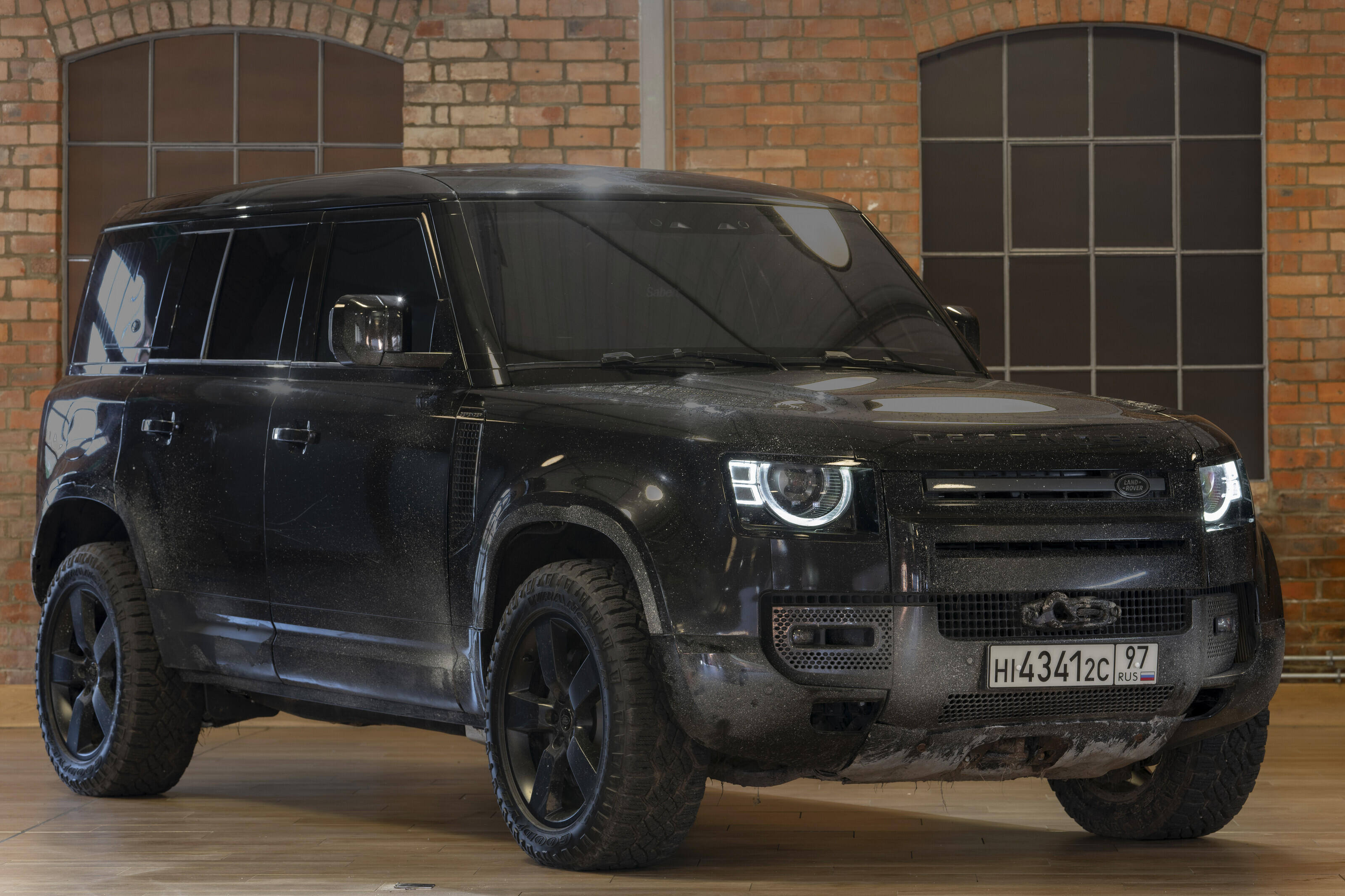 Defender 110 V8 Bond Edition, một trong số 300 chiếc được sản xuất, c&oacute; thể b&aacute;n với gi&aacute; l&ecirc;n tới 365.000 USD.