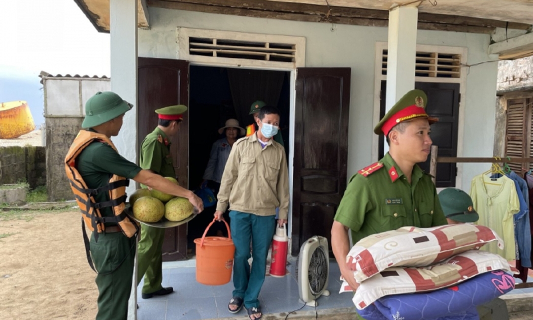 Lực lượng Công an tỉnh Thừa Thiên-Huế hỗ trợ người dân di dời tránh bão số 4.