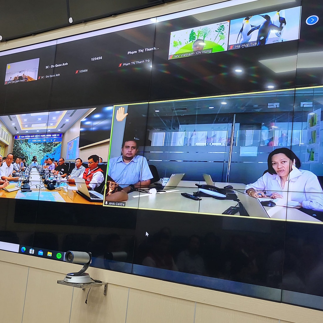 Cuộc họp diễn ra theo h&igrave;nh thức trực tiếp v&agrave; trực tuyến.