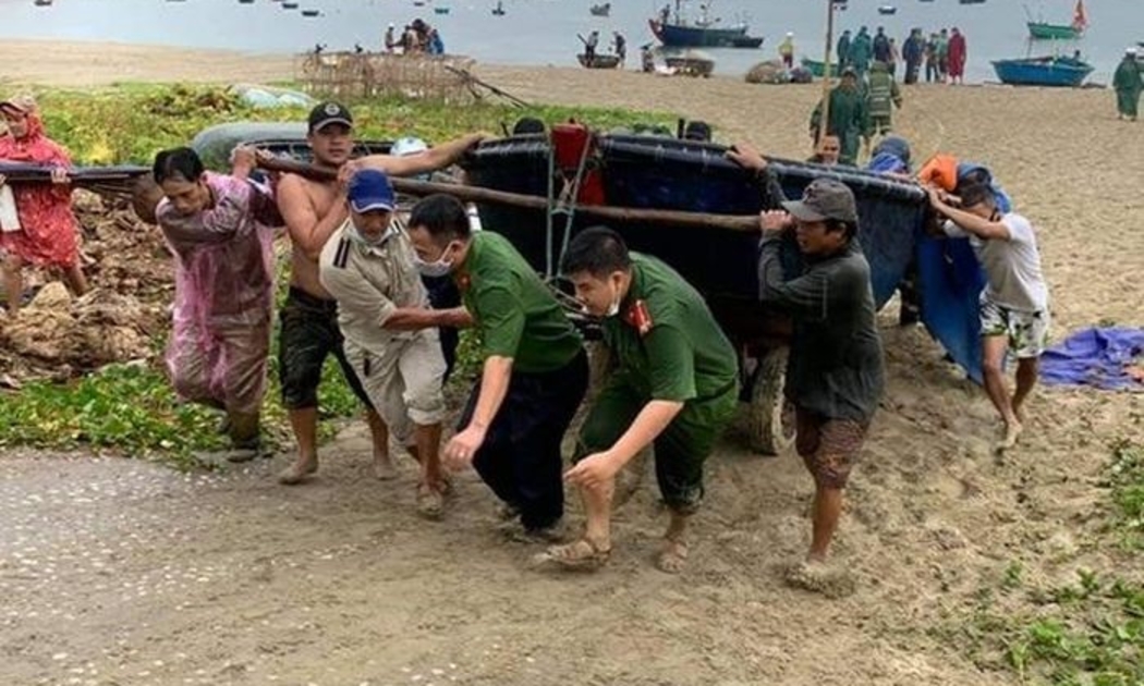 Bộ đội và công an TP. Đà Nẵng giúp dân sơ tán phương tiện đánh bắt hải sản vào bờ tránh bão số 4.