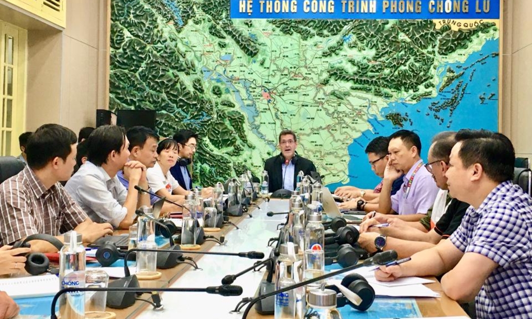 Ông Andrew Jeffries, Giám đốc Quốc gia ADB tại Việt Nam chủ trì cuộc họp tại Văn phòng Tổng cục Phòng chống thiên tai.