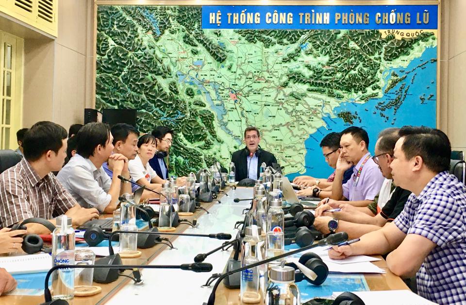 Ông Andrew Jeffries, Giám đốc Quốc gia ADB tại Việt Nam chủ trì cuộc họp tại Văn phòng Tổng cục Phòng chống thiên tai.