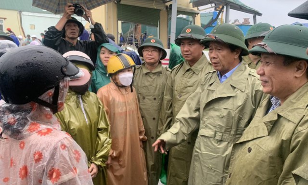 Phó Thủ tướng Lê Văn Thành, Trưởng Ban chỉ đạo tiền phương cùng đoàn công tác đi kiểm tra việc phòng chống bão số 4 tại tỉnh Quảng Trị . Ảnh - VGP. 