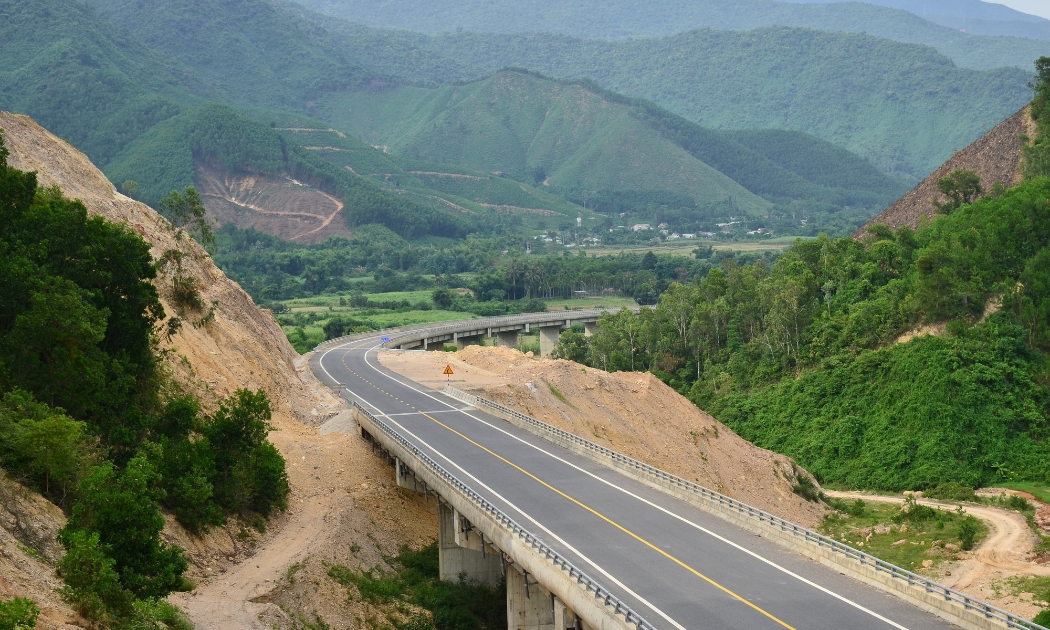 Cao tốc La Sơn - Túy Loan gặp nhiều vướng bất cập.