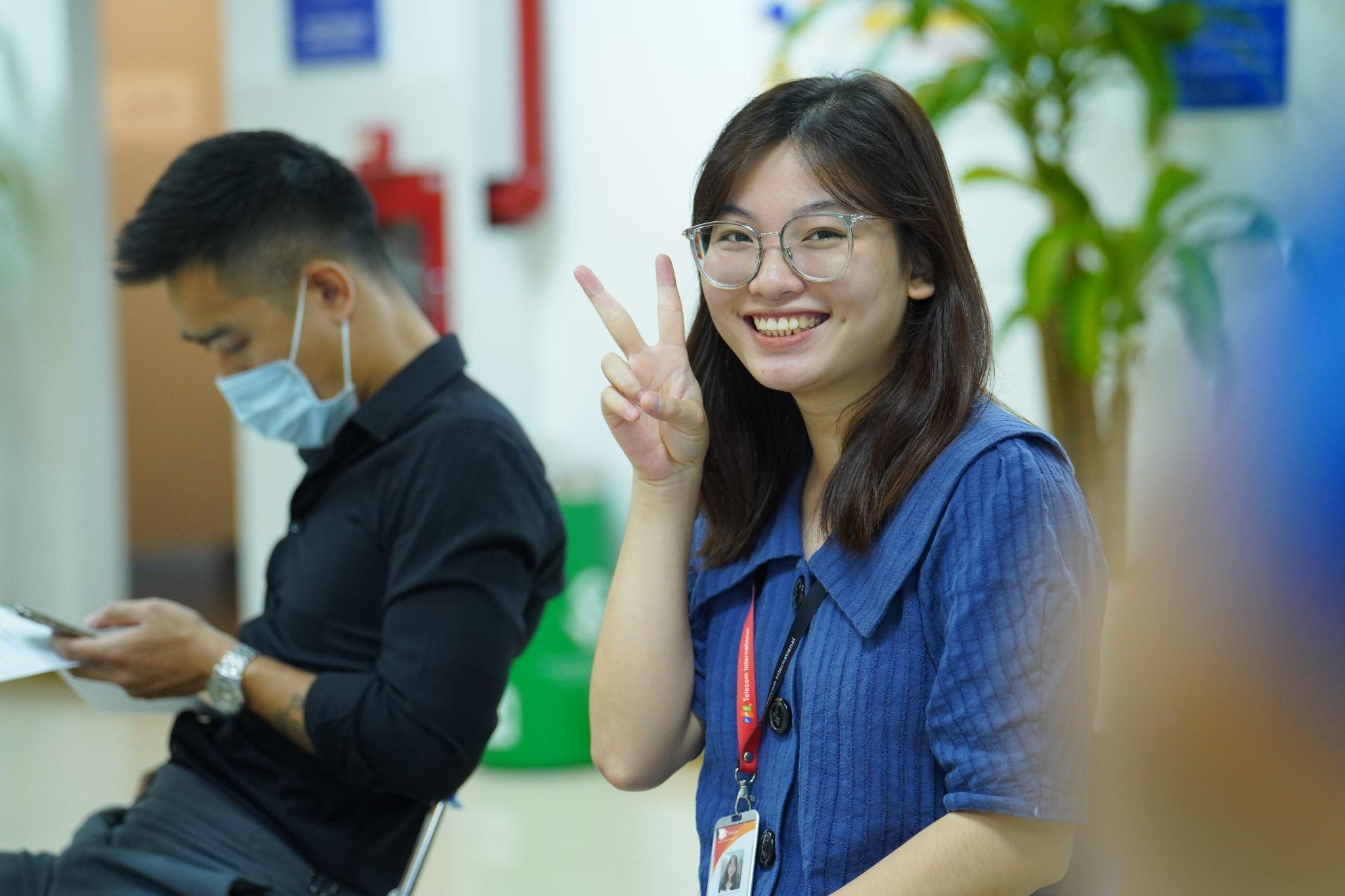 Thực hiện nhanh ch&oacute;ng, g&oacute;i gọn trong buổi s&aacute;ng, c&aacute;c CBNV C&ocirc;ng ty Cổ phần Viễn th&ocirc;ng FPT ra về để tiếp tục c&ocirc;ng việc tại văn ph&ograve;ng với nụ cười rạng rỡ, thoải m&aacute;i.