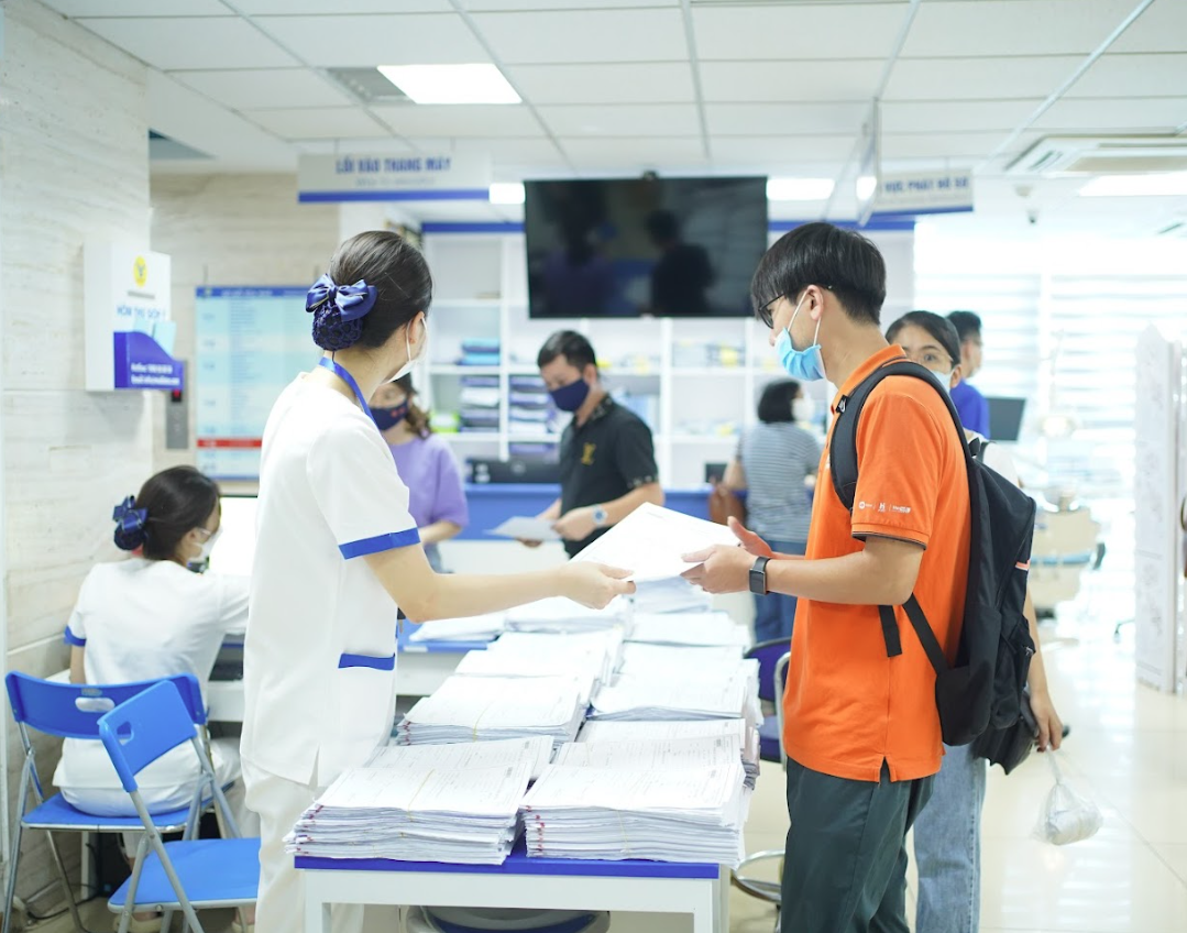 Từ sáng sớm, đông đảo CBNV của Công ty Cổ phần Viễn thông FPT đã có mặt tại Phòng Khám Đa khoa MEDLATEC cơ sở 99 Trích Sài (Tây Hồ) để khám sức khỏe. Mọi người được tiếp đón, chỉ dẫn nhiệt tình trước khi lấy hồ sơ và bắt đầu quy trình thăm khám.