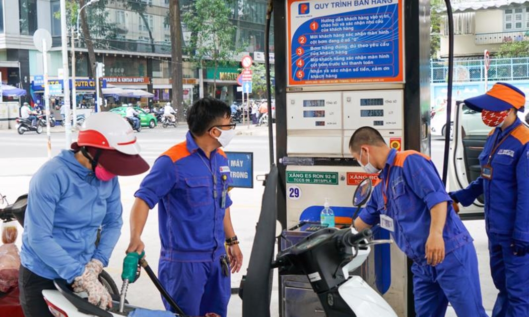 Bộ Tài chính đang lấy ý kiến về hai phương án giảm thuế tiêu thụ đặc biệt đối với xăng và thuế giá trị gia tăng đối với xăng, dầu.
