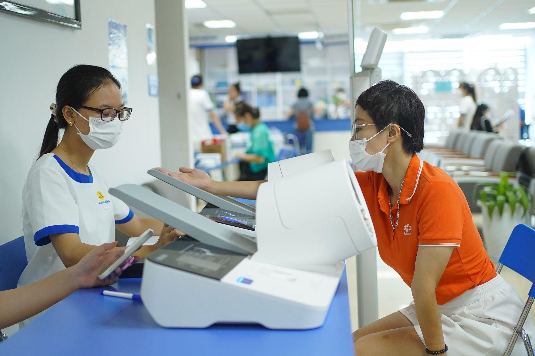 Bước 3: Kh&aacute;m thể lực bao gồm: Đo huyết &aacute;p, chiều cao, c&acirc;n nặng.