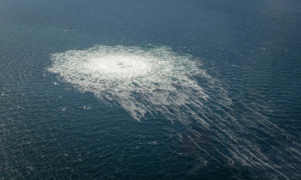Một điểm rò rỉ khí đốt từ Nord Stream 2 trên vùng biển Đan Mạch - Ảnh: Reuters.