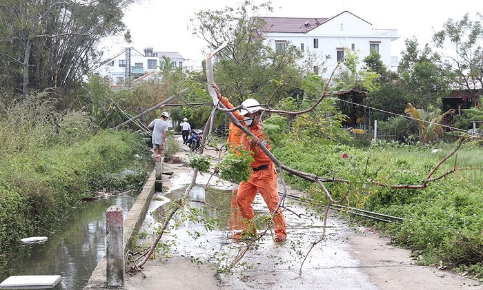 Tập trung khắc phục sự cố điện do ảnh hưởng của bão.