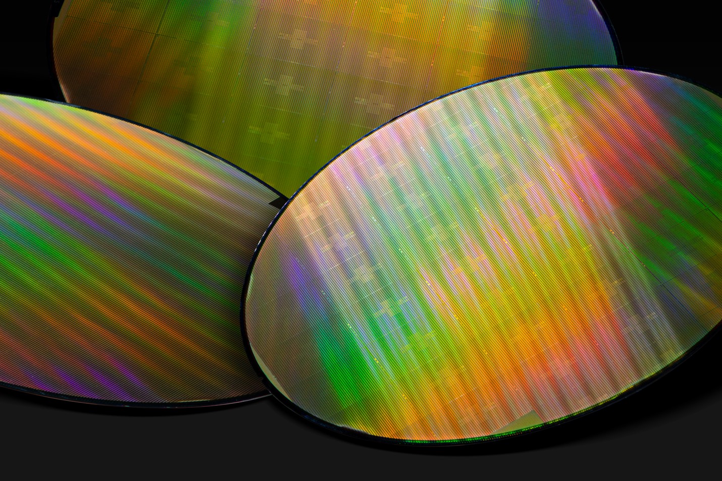 Mẫu tấm wafer chip vi mạch đầu ti&ecirc;n của FPT Semiconductor