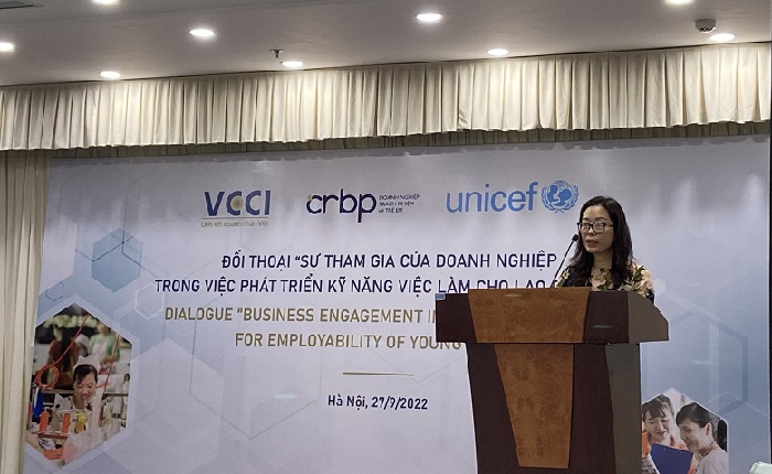 B&agrave; Trần Thị Lan Anh, Tổng Thư k&yacute; VCCI ph&aacute;t biểu tại buổi đối thoại.