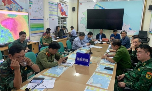 Bão đang hoành hành ở miền Trung, Phó Thủ tướng Lê Văn Thành họp chỉ đạo các đoàn đi cứu trợ cứu nạn