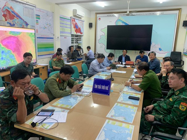 Phó Thủ tướng Lê Văn Thành chủ trì họp vào lúc 5 giờ sáng 28/9