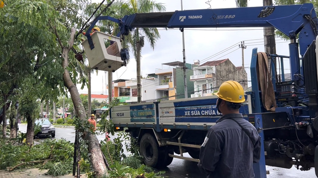 Xử lý sự cố sau bão tại Quảng Ngãi.