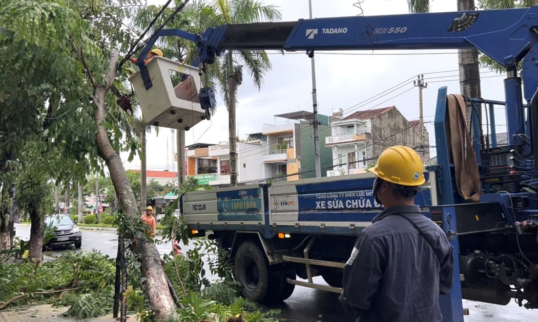 Xử lý sự cố sau bão tại Quảng Ngãi.