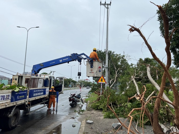Xử lý sự cố điện sau bão số 4.