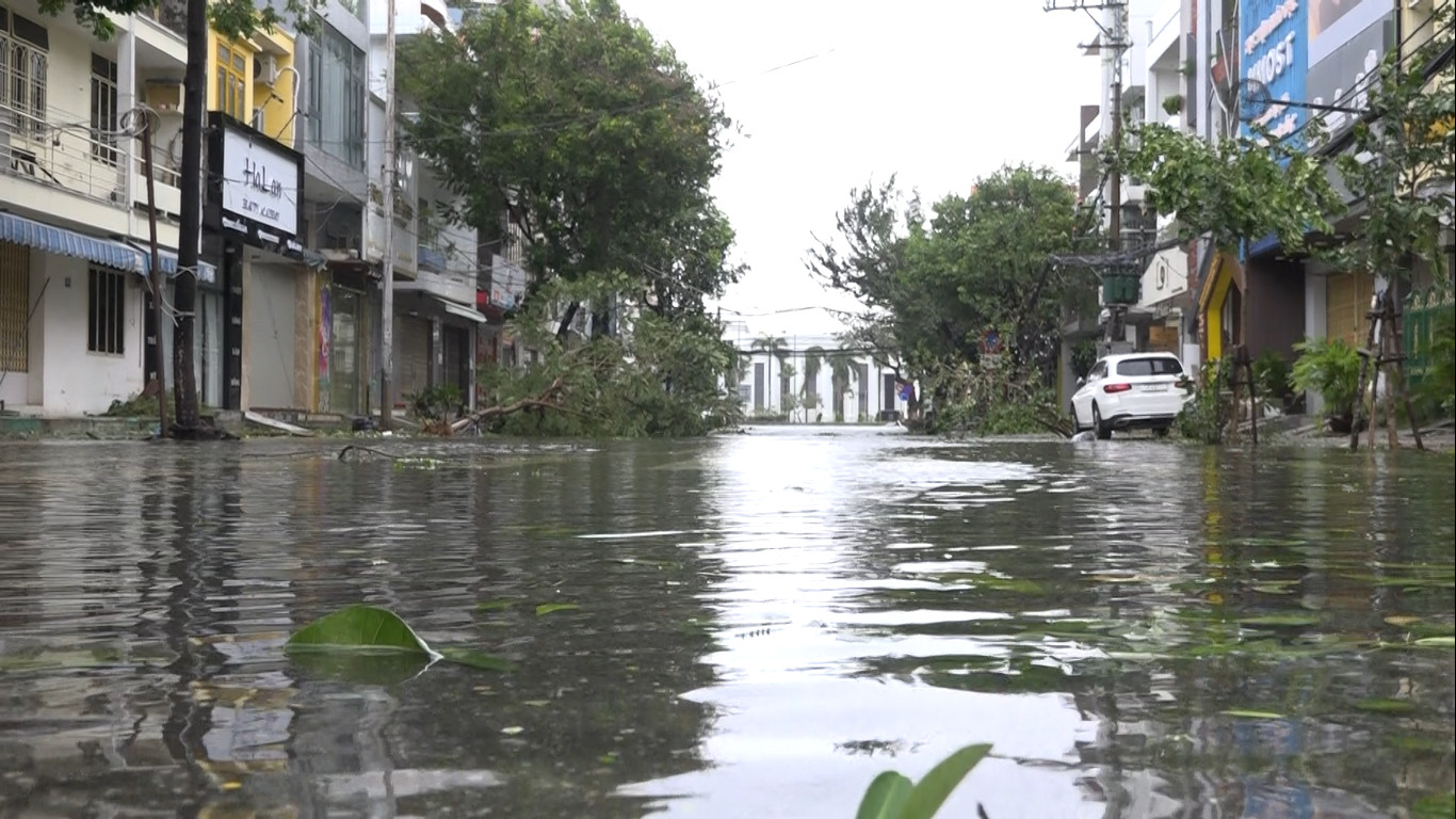 Một số khu vực bị ngập nước nhưng nếu không tiếp tục mưa lớn, đường phố Đà Nẵng không ảnh hưởng nhiều. 