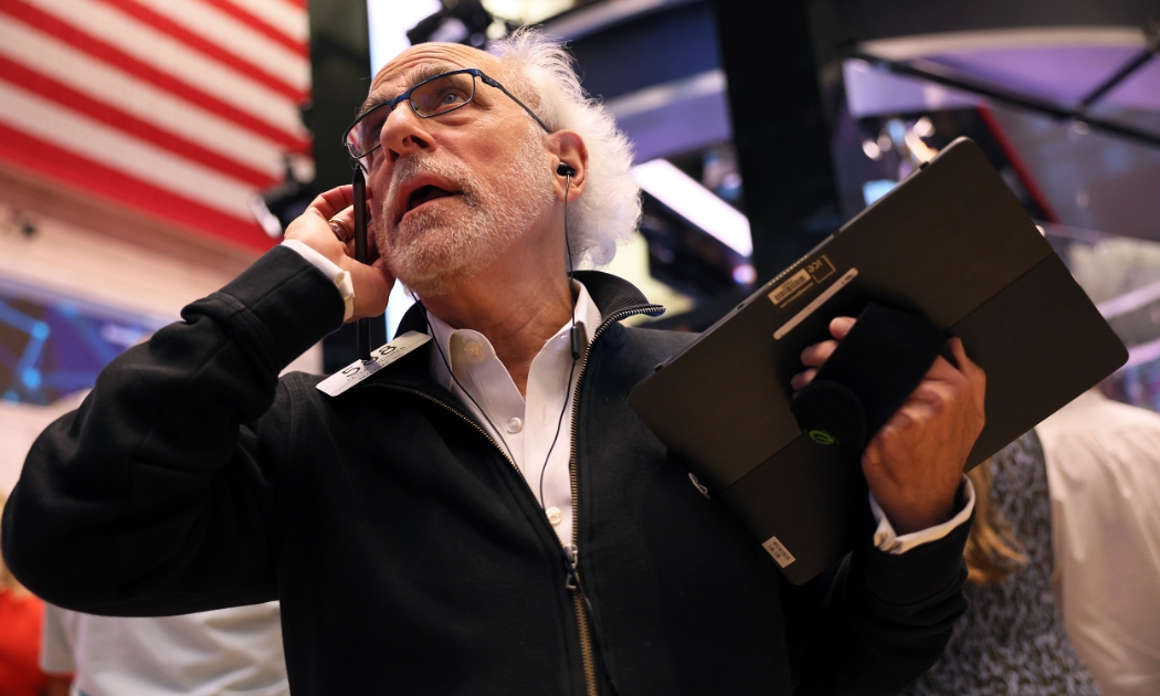 Một nhà giao dịch cổ phiếu trên sàn NYSE ở New York - Ảnh: Getty/CNBC.