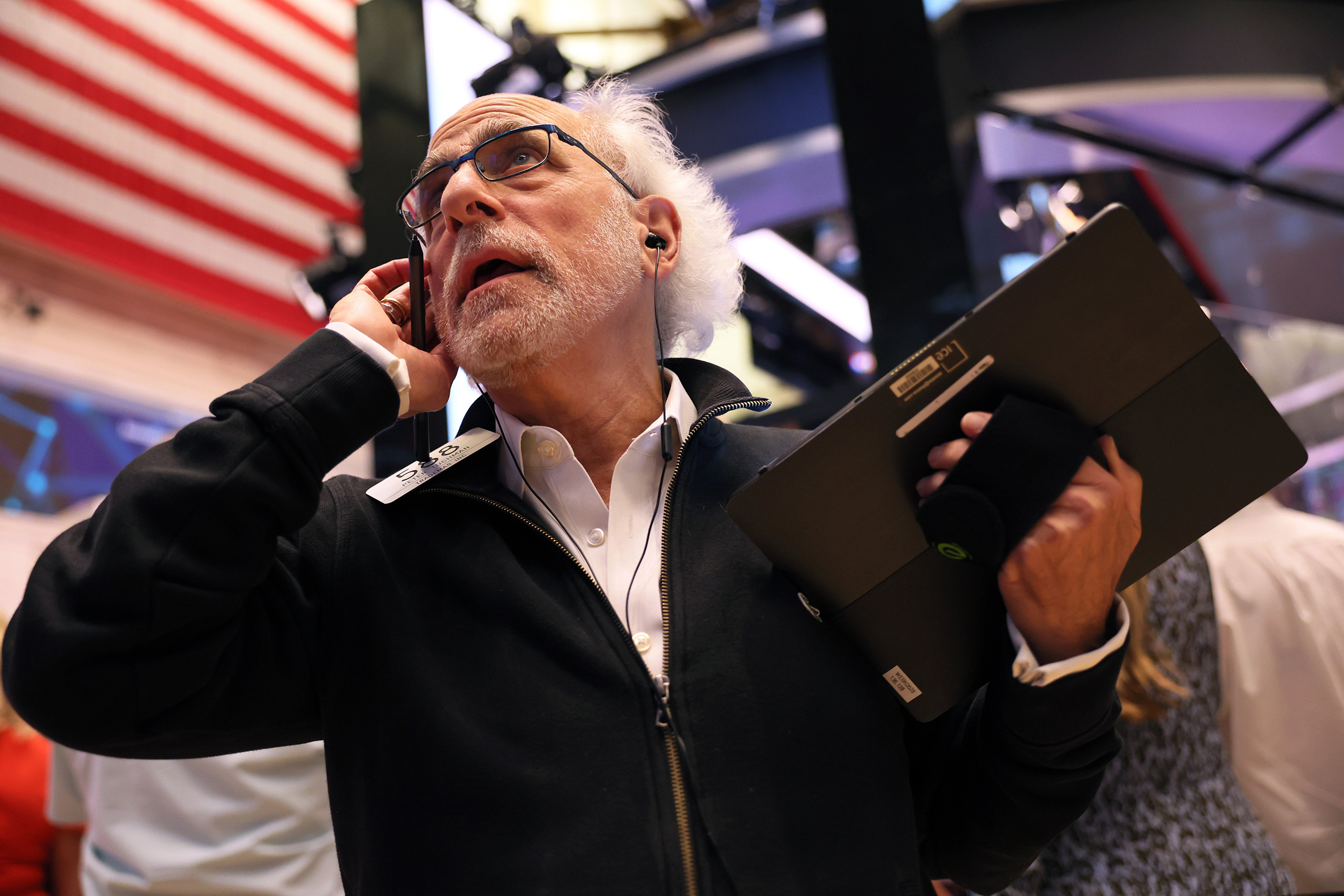 Một nhà giao dịch cổ phiếu trên sàn NYSE ở New York - Ảnh: Getty/CNBC.
