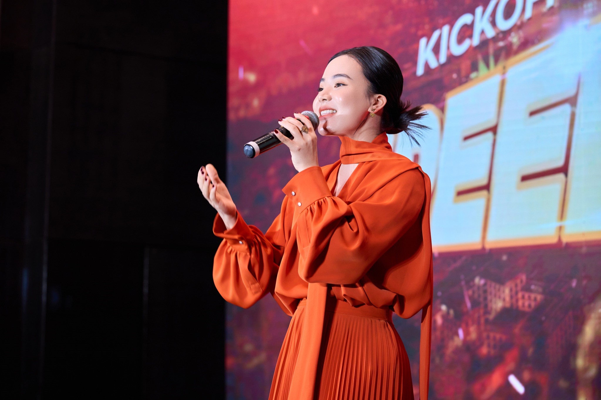 Nữ chủ tịch&nbsp; của Thingo Group, Nguyễn Thị Thu Trang trực tiếp chia sẻ, huấn luyện cho c&aacute;c nh&agrave; đầu tư mới gia nhập v&agrave;o hệ thống F Fresh Spray tại Speed Up