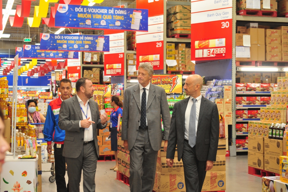 Người ti&ecirc;u d&ugrave;ng Việt Nam ng&agrave;y c&agrave;ng được thưởng thức c&aacute;c sản phẩm ngoại nhập th&ocirc;ng qua con đường ch&iacute;nh ngạch - Ảnh: MM.