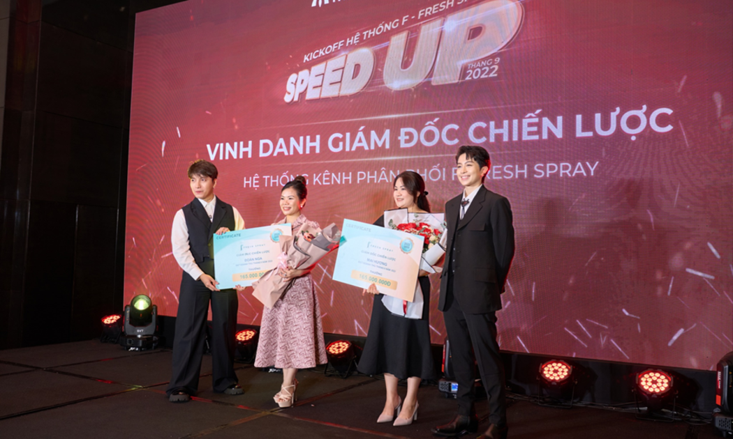 Hai nữ giám đốc chiến lược của F Fresh Spray - Đoàn Nga (trái) và Mai Hương (phải) trong lễ vinh danh tại sự kiện Speed Up