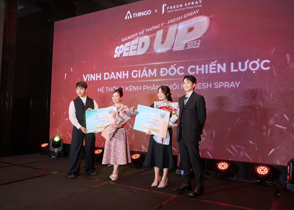 Hai nữ giám đốc chiến lược của F Fresh Spray - Đoàn Nga (trái) và Mai Hương (phải) trong lễ vinh danh tại sự kiện Speed Up