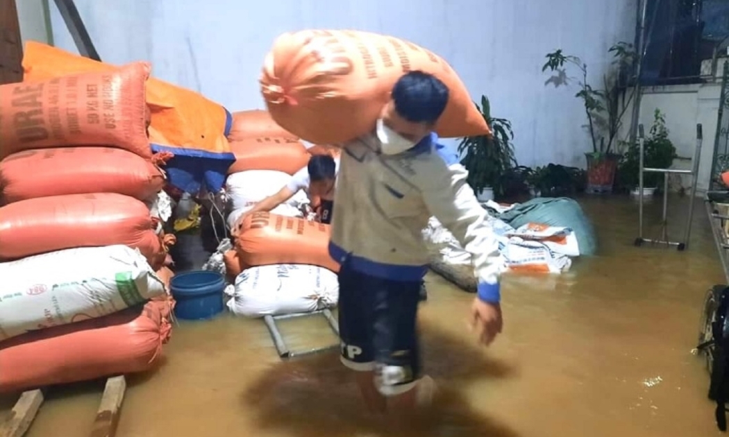 Người dân ở Nghệ An phải di chuyển đồ đạc chạy lũ