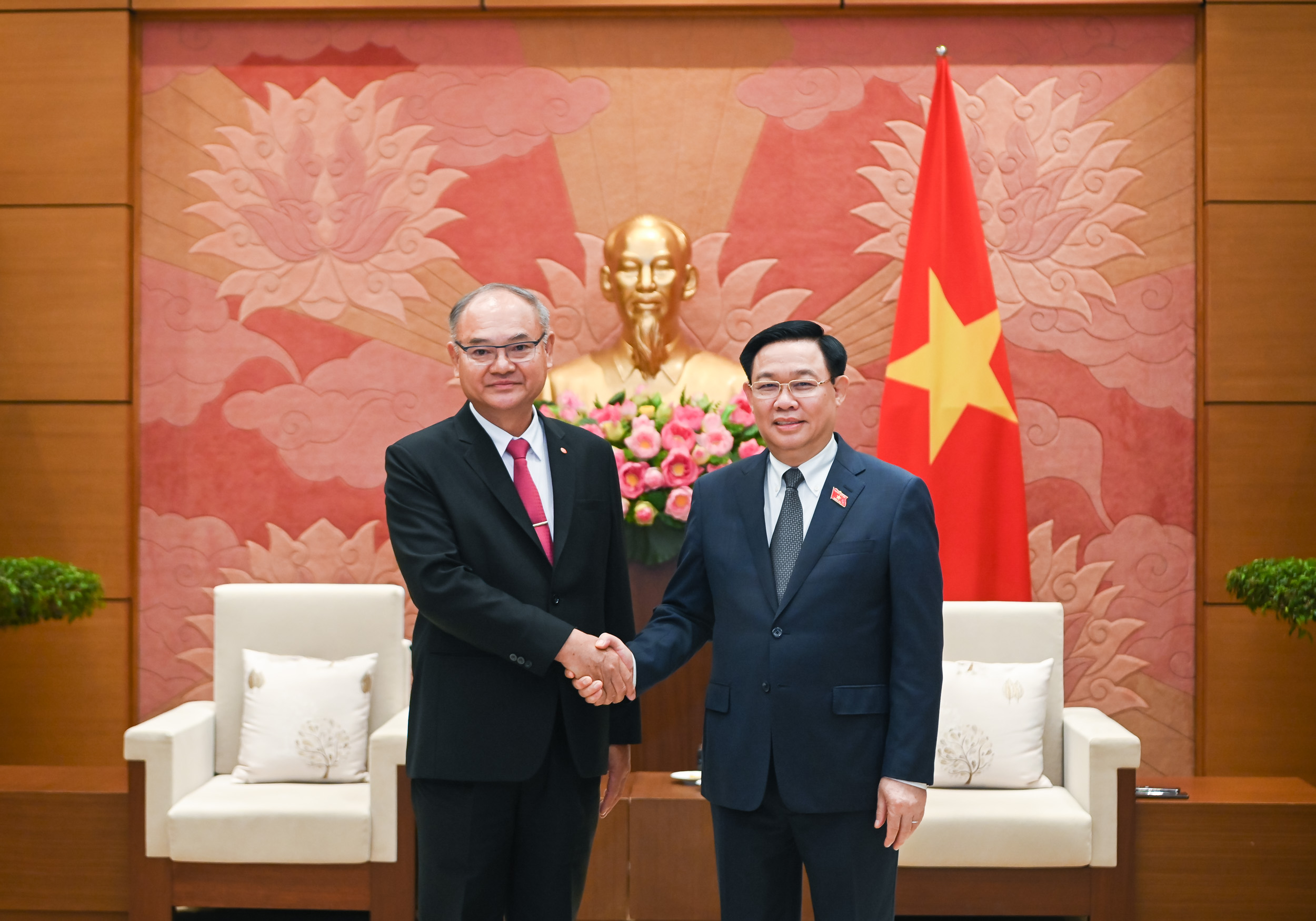 Chủ tịch Quốc hội Vương Đình Huệ tiếp Đại tướng Singsuk Singpai, Phó Chủ tịch Thứ nhất Thượng viện Thái Lan. Ảnh - Quochoi.vn. 