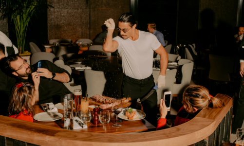 Nhà hàng của “thánh rắc muối” tại London kiếm được 7 triệu bảng sau 4 tháng