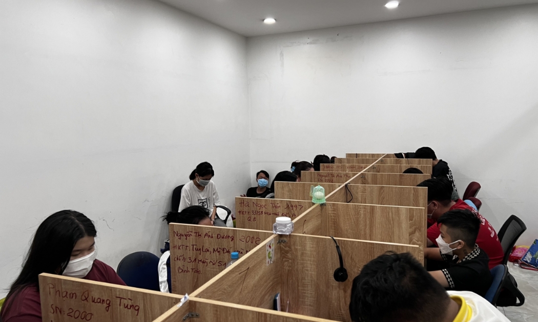 Đường dây lừa đảo công nghệ cao này hoạt động hết sức tinh vi do Nguyễn Hoàng Thạch cầm đầu vừa bị khám xét trụ sở gây án. (Ảnh Công an quận Tân Phú).