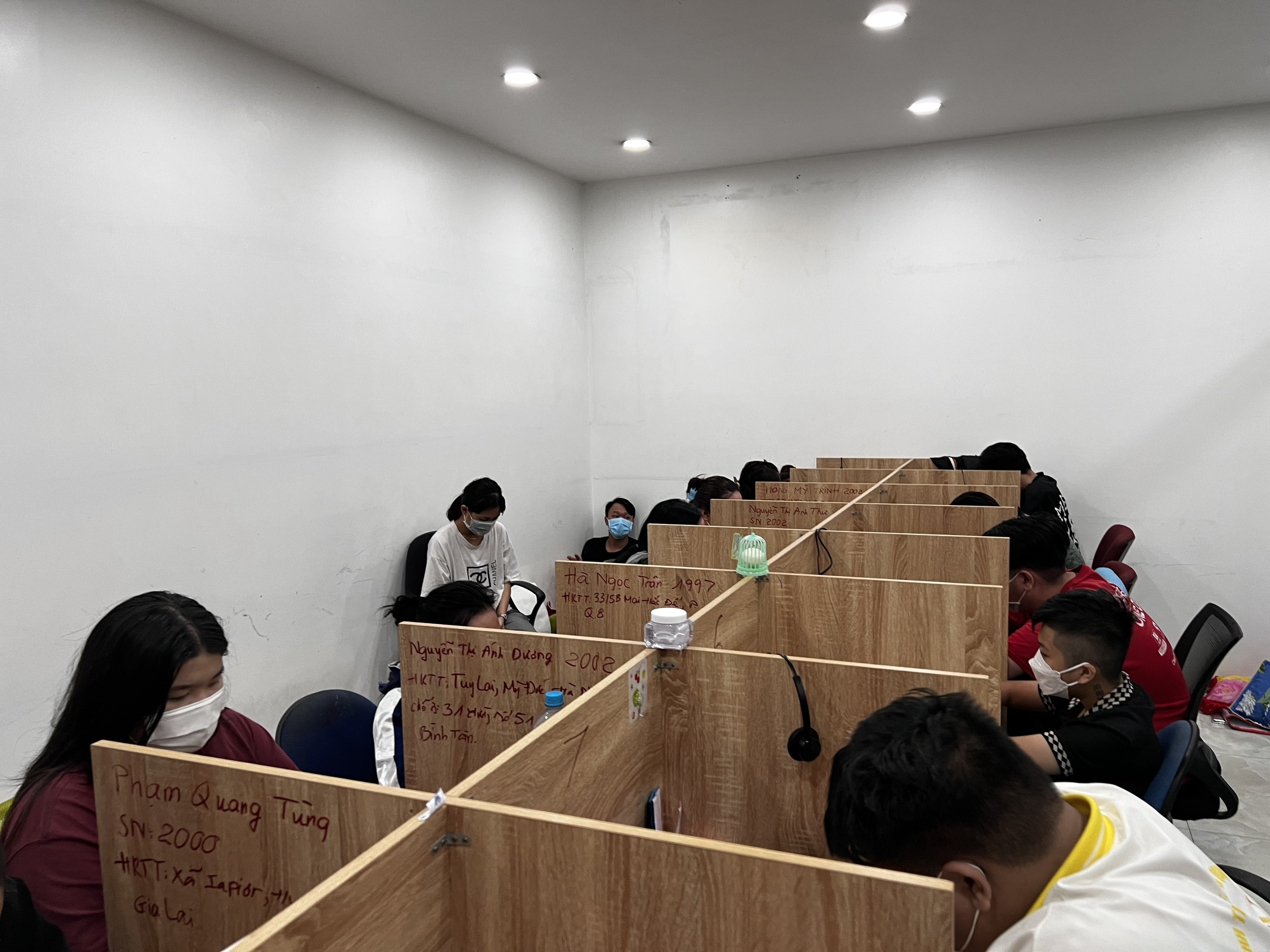 Đường dây lừa đảo công nghệ cao này hoạt động hết sức tinh vi do Nguyễn Hoàng Thạch cầm đầu vừa bị khám xét trụ sở gây án. (Ảnh Công an quận Tân Phú).