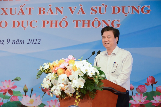 Thứ trưởng Bộ GD&ĐT Nguyễn Hữu Độ: “Chúng ta khuyến khích các tổ chức, cá nhân tham gia biên soạn SGK theo chủ trương xã hội hóa, nhưng vẫn phải lấy chất lượng là số một” - Ảnh: VGP/Nhật Nam