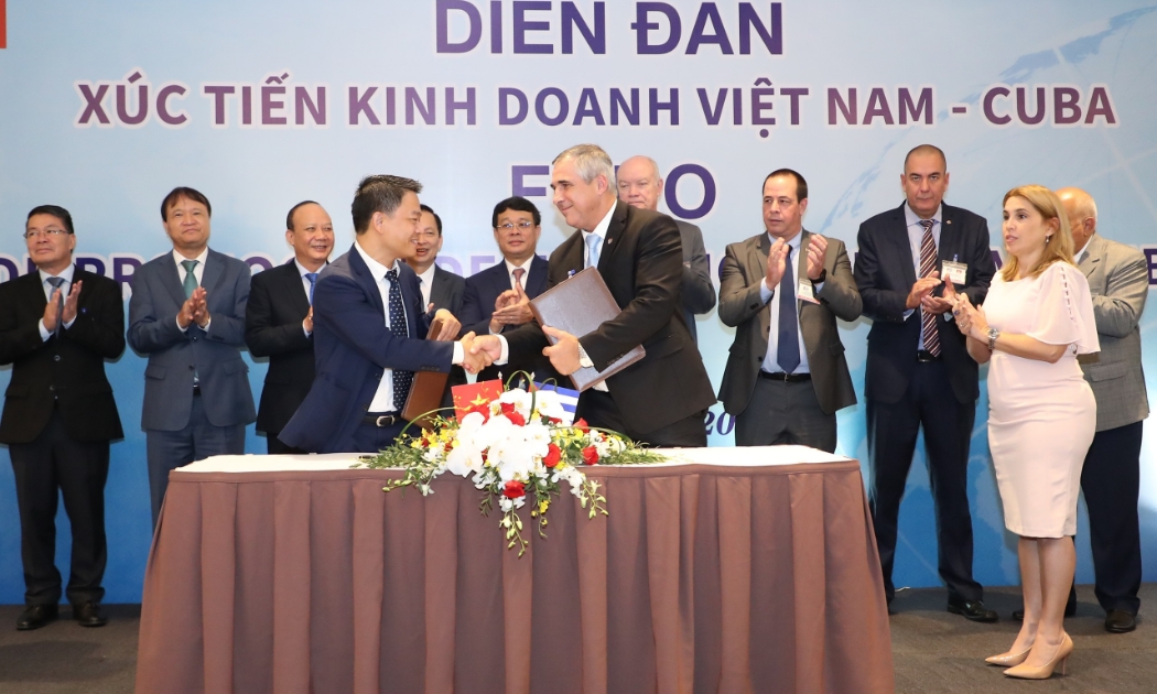 Ông Nguyễn Ngọc Nghị, Phó Tổng Giám đốc Tập đoàn T&T Group (bên trái) và ông Eduardo Martínez Díaz, Chủ tịch Tập đoàn BioCubaFarma trao biên bản ghi nhớ hợp tác.