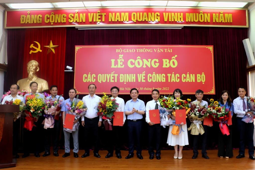 &nbsp;Bộ trưởng Nguyễn Văn Thể trao Quyết địnhv&agrave; tặng hoa ch&uacute;c mừng c&aacute;c c&aacute;n bộ được chuyển đổi chức vụ Vụ Khoa học - C&ocirc;ng nghệ v&agrave; M&ocirc;i trường, Vụ Kế hoạch đầu tư, Vụ Vận tải.