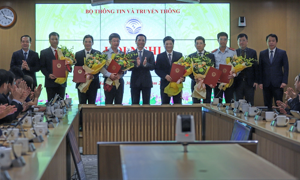 Bộ Thông tin và Truyền thông trao các quyết định điều động, bổ nhiệm cán bộ. (Ảnh: Lê Anh Dũng)