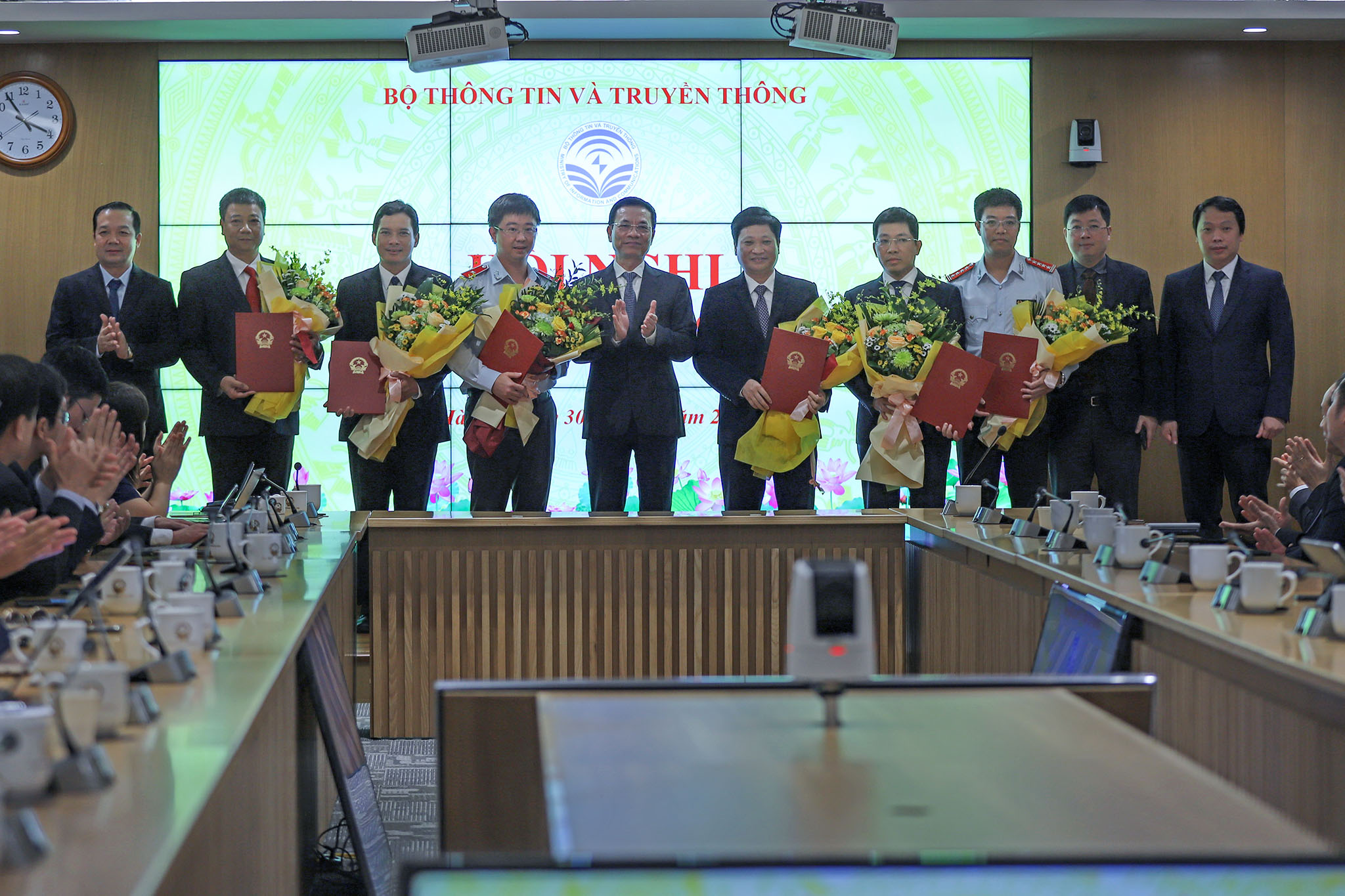 Bộ Thông tin và Truyền thông trao các quyết định điều động, bổ nhiệm cán bộ. (Ảnh: Lê Anh Dũng)