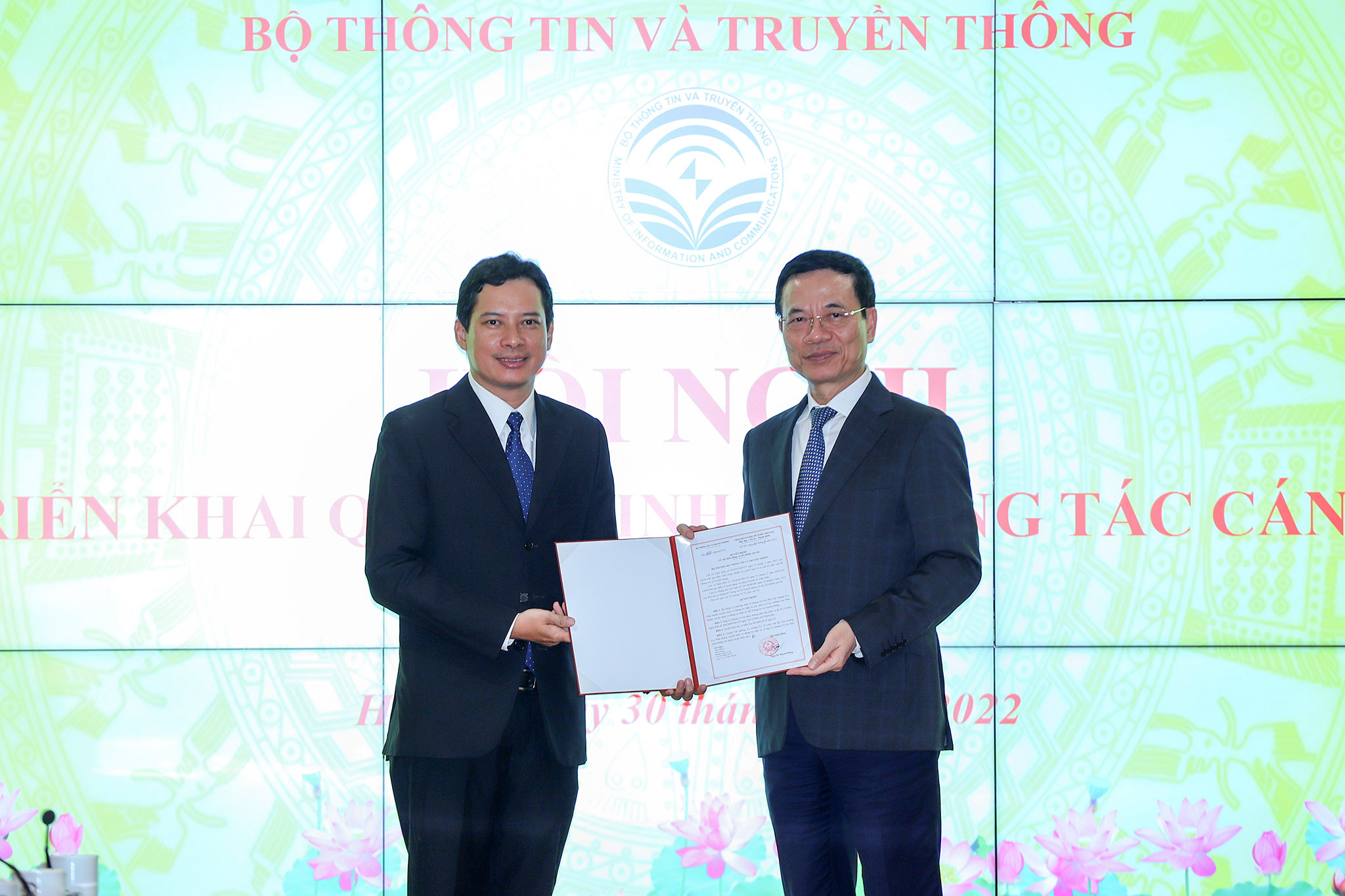 Bộ trưởng Bộ Th&ocirc;ng tin v&agrave; Truyền th&ocirc;ng trao Quyết định bổ nhiệm &ocirc;ng L&ecirc; Quang Tự Do giữ chức Cục trưởng Cục Ph&aacute;t thanh, Truyền h&igrave;nh v&agrave; Th&ocirc;ng tin điện tử. (Ảnh: L&ecirc; Anh Dũng).