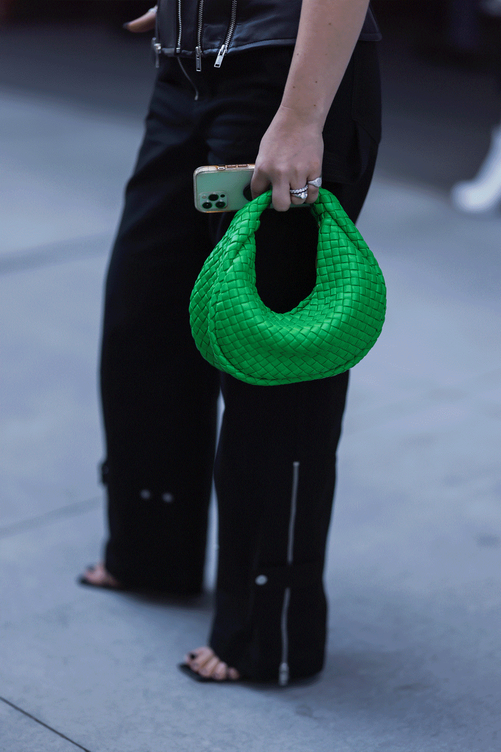 Tại Bottega Veneta, Daniel Lee đã giới thiệu các kiểu túi xách hot như Pouch, Cassette và Jodie.