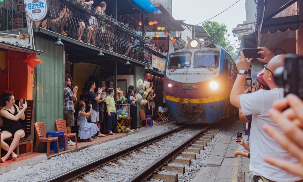 Tụ tập đông người chụp ảnh, quay phim trên đường sắt tiềm ẩn nguy cơ cao xảy ra tai nạn giao thông đường sắt nghiêm trọng.