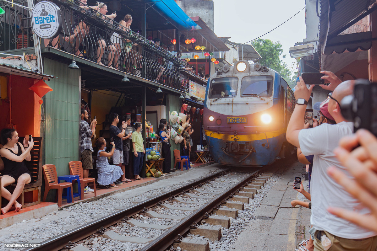 Tụ tập đông người chụp ảnh, quay phim trên đường sắt tiềm ẩn nguy cơ cao xảy ra tai nạn giao thông đường sắt nghiêm trọng.