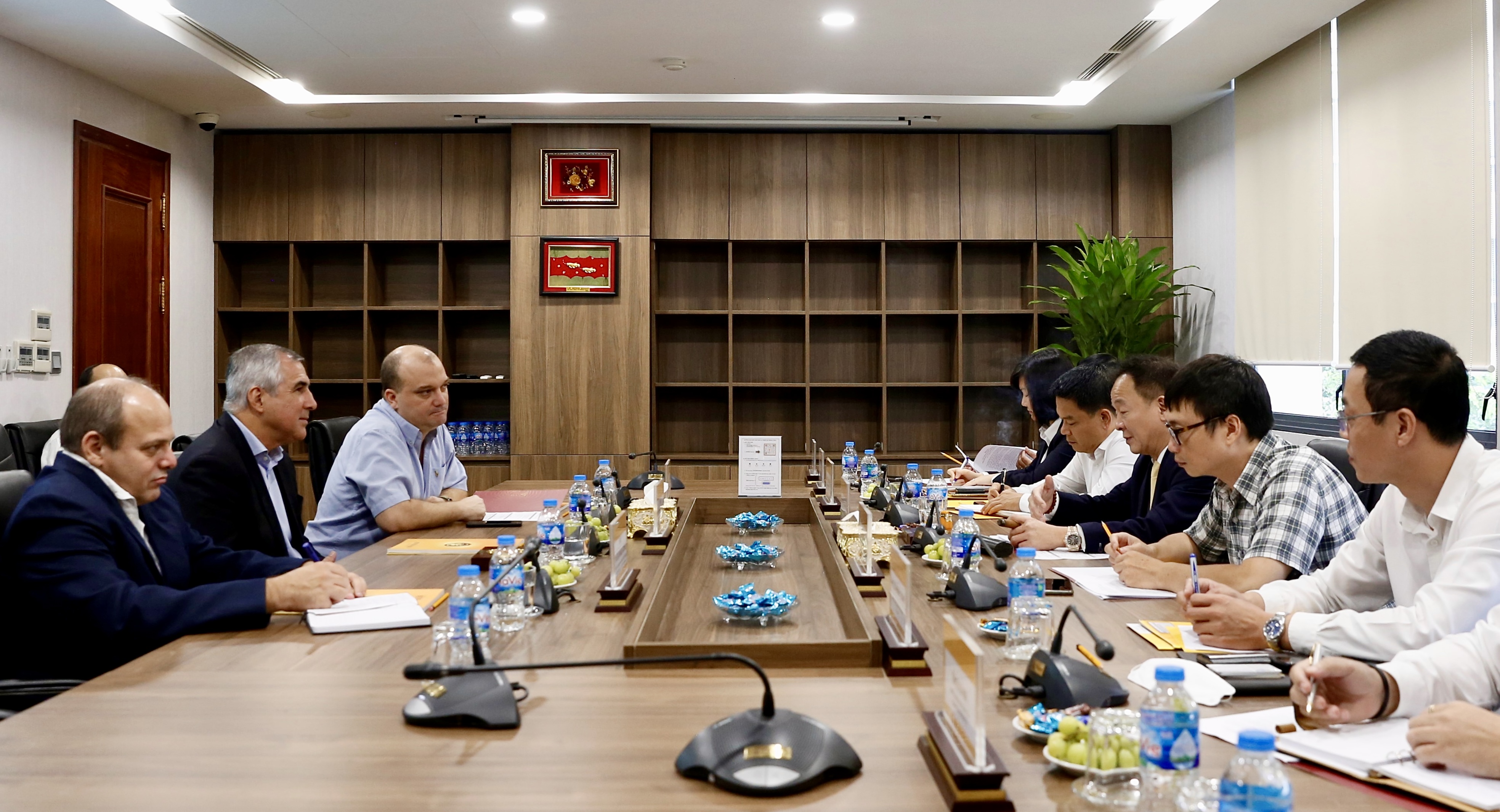 Tập đo&agrave;n T&T Group v&agrave; Tập đo&agrave;n BioCubaFarma trao đổi c&aacute;c nội dung hợp t&aacute;c.