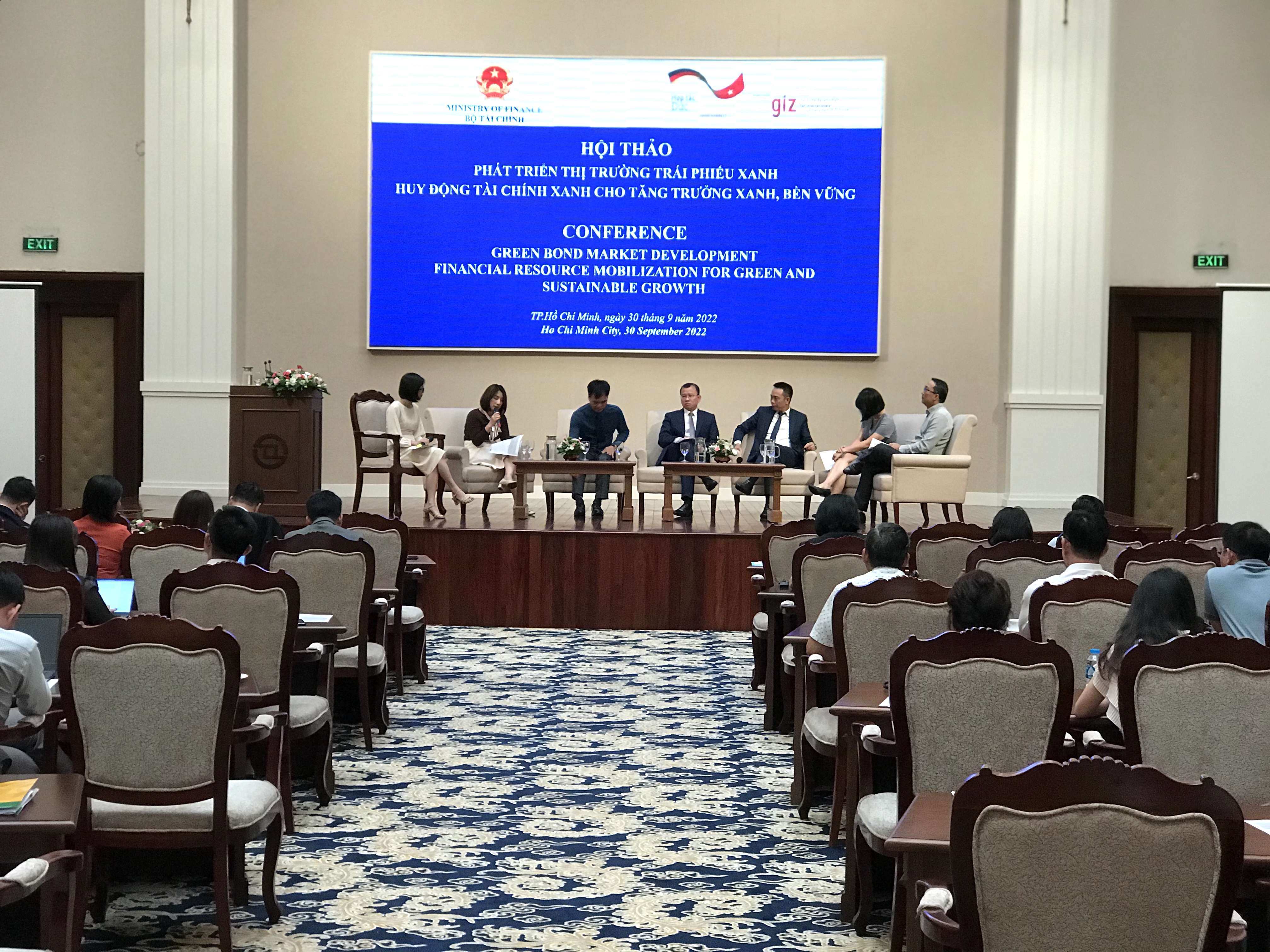 C&aacute;c diễn giả tham gia tại hội thảo do Bộ T&agrave;i ch&iacute;nh v&agrave; GIZ tổ chức tại TP.HCM - Ảnh: VNE.