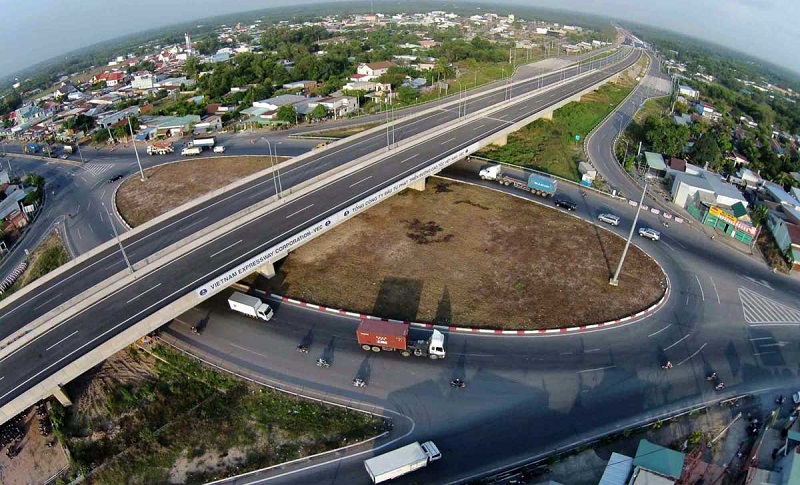 Nút giao Dầu Giây - quốc lộ 1 trên cao tốc TP.HCM - Long Thành - Dầu Giây đồng thời là điểm đầu của tuyến cao tốc Dầu Giây - Liên Khương, trong đó dự án cao tốc Tân Phú - Bảo Lộc là một hợp phần.