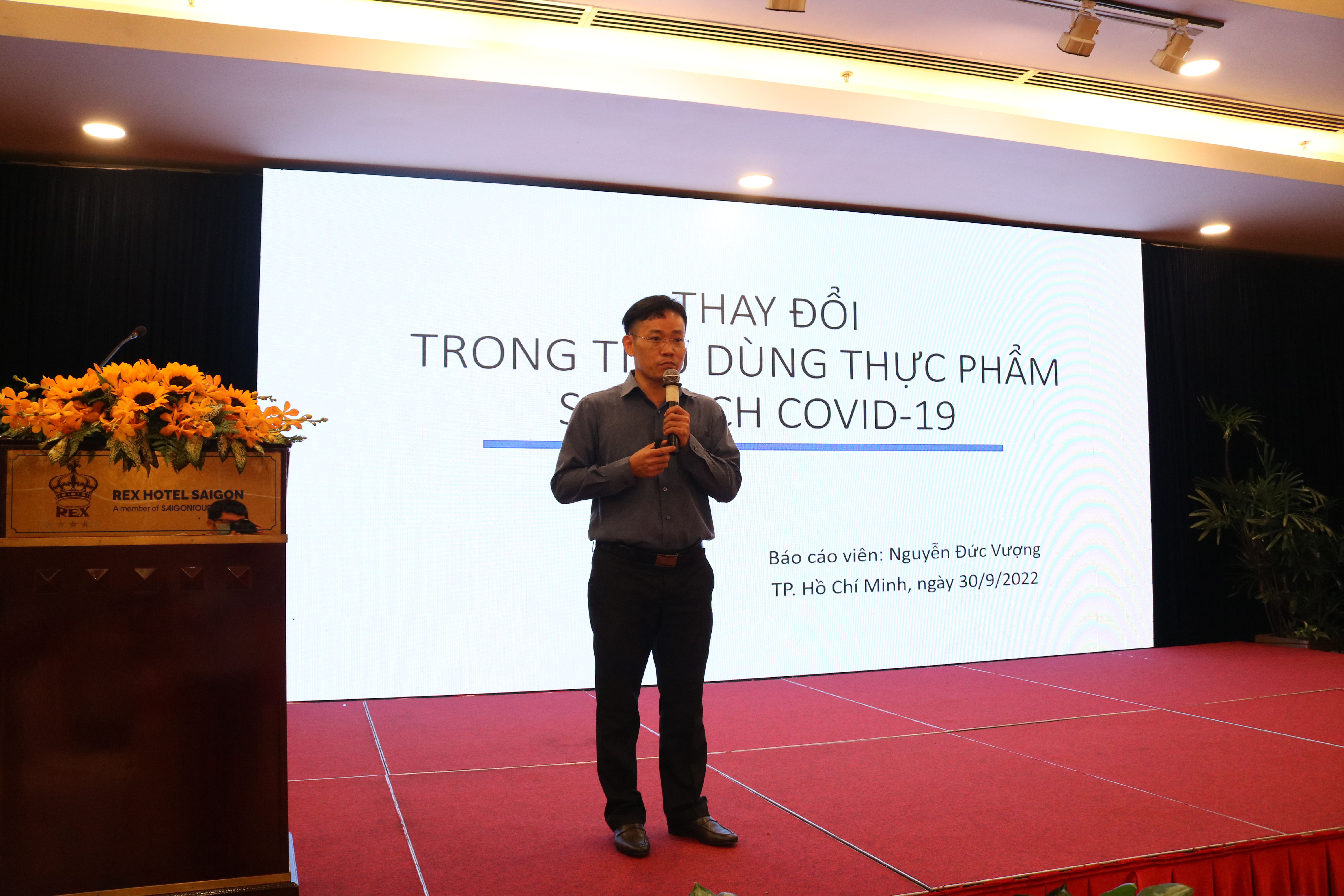 TS. Nguyễn Đức Vượng, Viện Công nghệ sinh học và thực phẩm, Đại học Công nghiệp TP.HCM trình bày tại hội thảo. Ảnh: IT.
