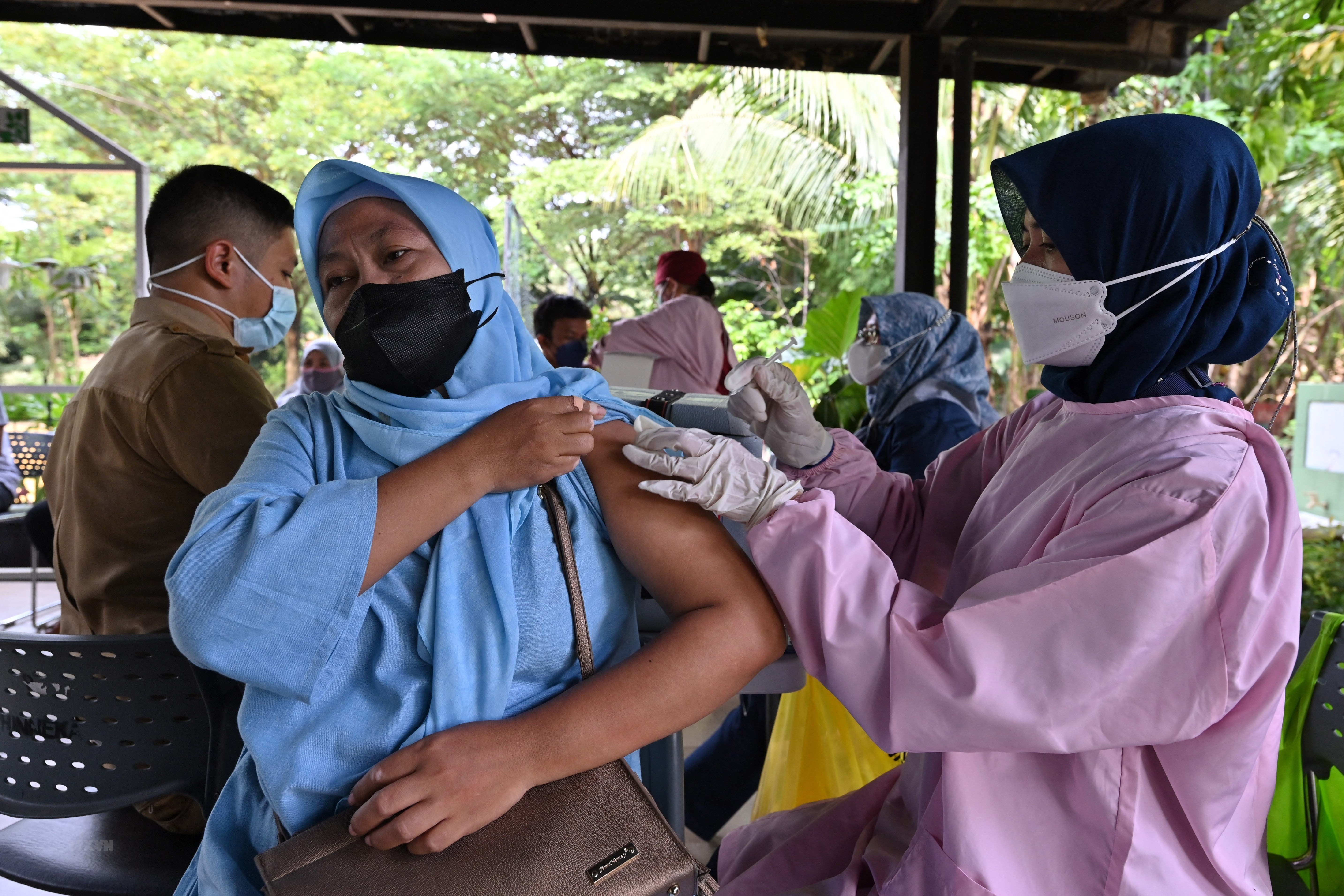 Người dân tại Jakarta, Indonesia tiêm vaccine phòng Covid-19 ngày 29/3/2022. Ảnh: AFP