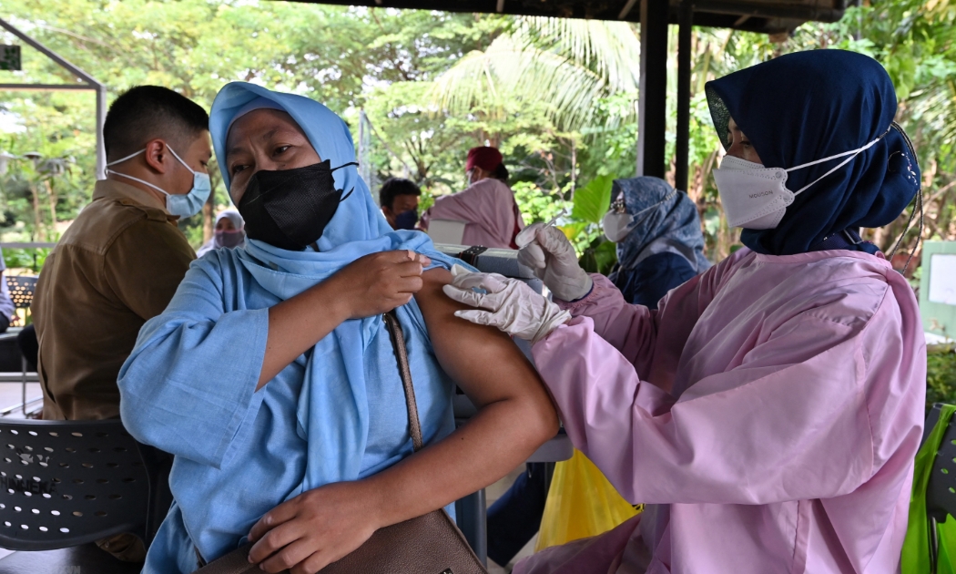 Người dân tại Jakarta, Indonesia tiêm vaccine phòng Covid-19 ngày 29/3/2022. Ảnh: AFP