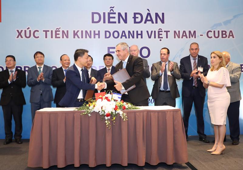 The signing of the MoU. Photo: VnEconomy