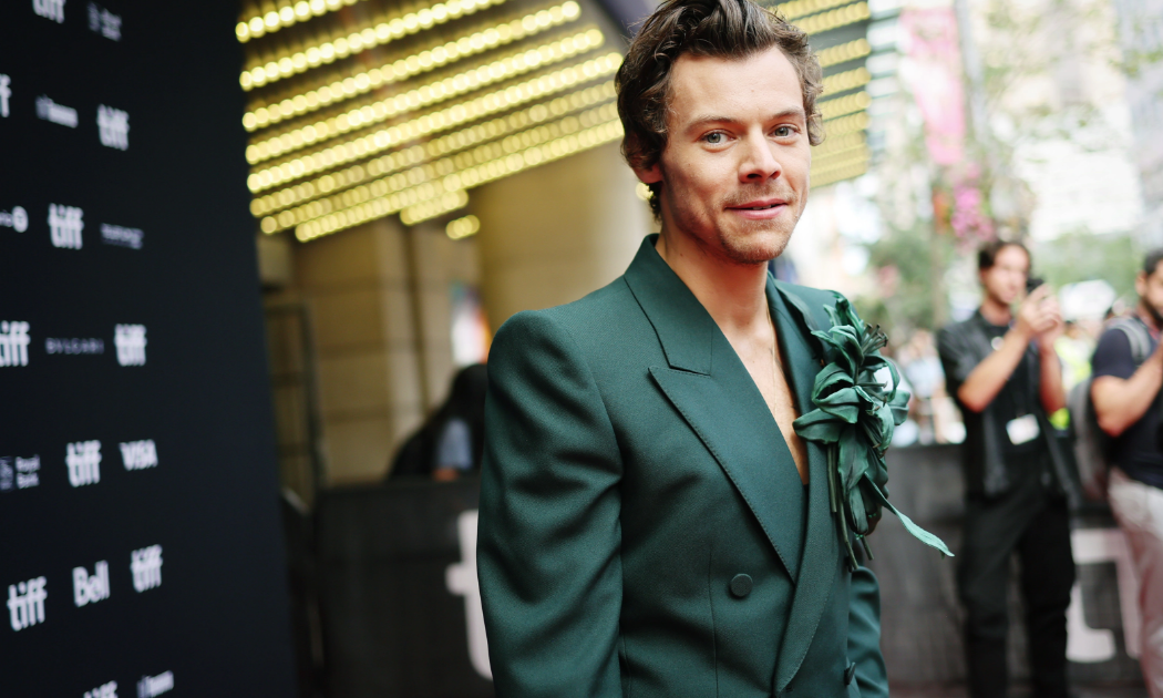 Harry Styles vừa sải bước trên thảm đỏ Liên hoan phim Toronto để quảng bá cho phim mới My Policeman mà anh đóng chính. Ảnh: Variety